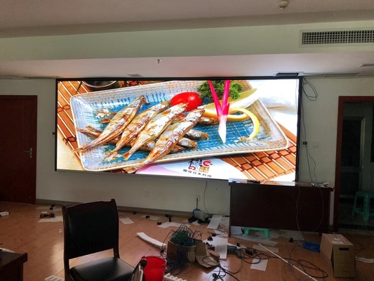 中国 高い定義軽量のフロントの会議のビデオ壁を上演する屋内LED表示P2使用料のLED表示 サプライヤー